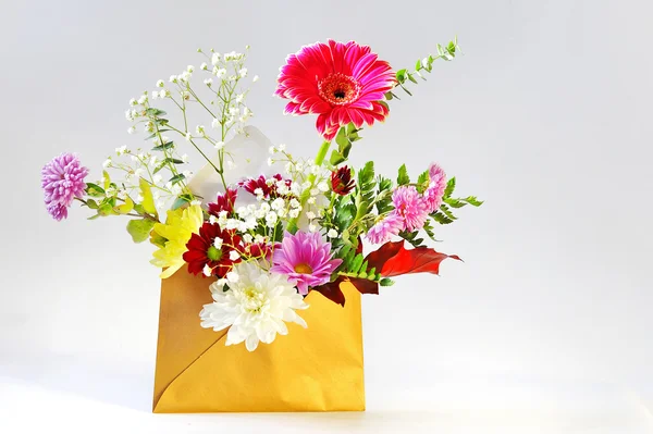 信封和鲜花 — 图库照片