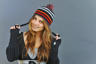Portret van mooie jonge meisje in winterdag