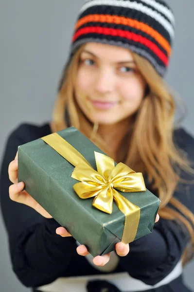 Winter girl with gift — Stock Photo, Image