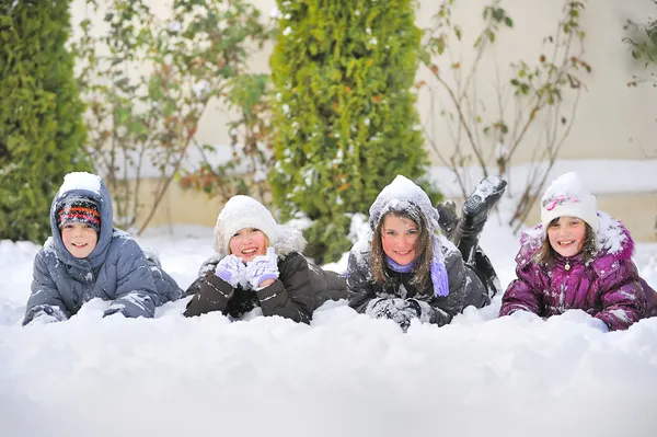 Дети лежат на снегу — стоковое фото