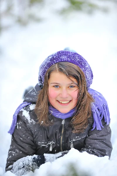 Girl laying down on the snow. — Stock Photo, Image