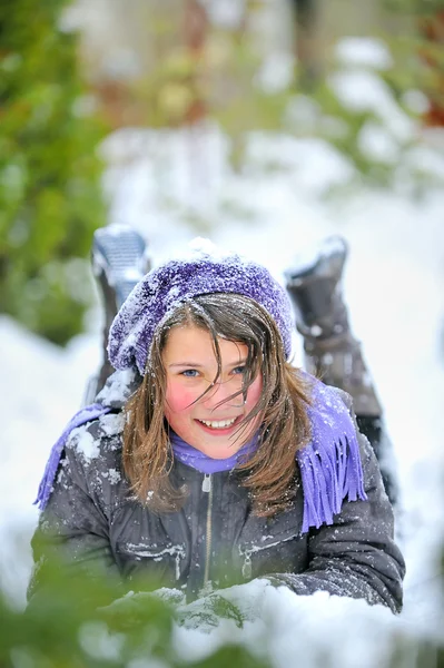 Dívka, kterým se stanoví na sněhu. — Stock fotografie