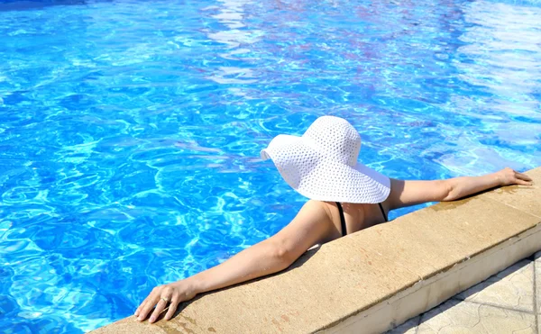 Женщина в бассейне расслабляющая — стоковое фото