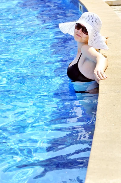 Žena Relaxační Bazén — Stock fotografie