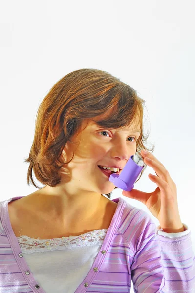 Chica usando inhalador —  Fotos de Stock