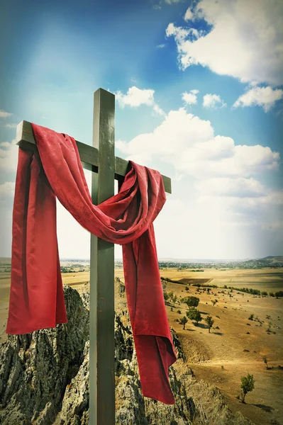 Croce di legno con panno rosso — Foto Stock