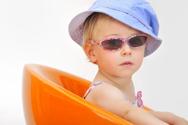 Petite fille avec des lunettes de soleil — Photo