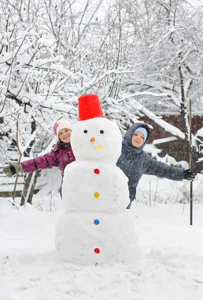Boneco de neve e crianças — Fotografia de Stock