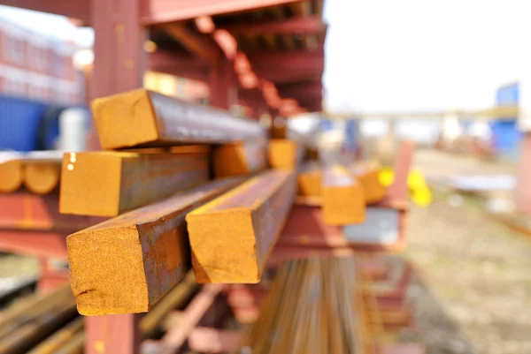 Rechthoekige stalen staven in een stapel — Stockfoto