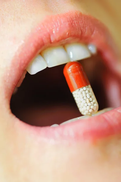Frauenmund Mit Lippen Und Medikamentenpille — Stockfoto