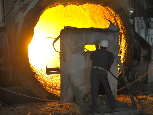 Arbeiter mit heißem Stahl — Stockfoto