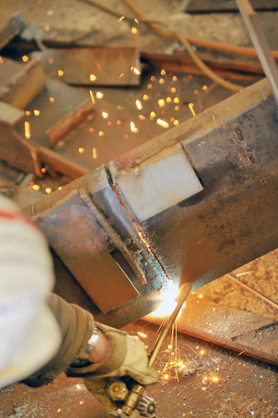 Trabalhador Usando Cortador Tocha Para Cortar Metal — Fotografia de Stock