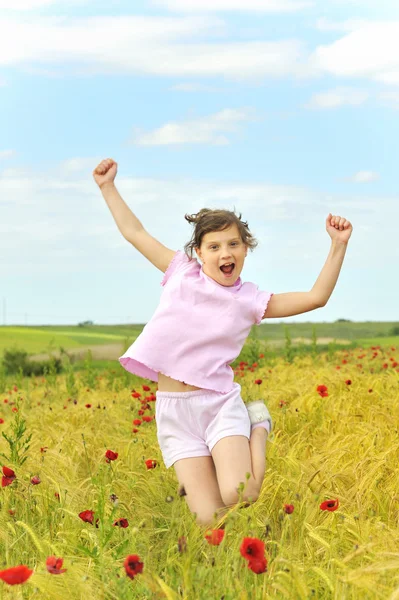 Menina feliz pulando no campo — Fotografia de Stock