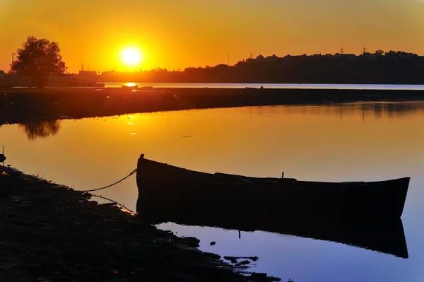 ドナウ川に日没で古いボート — ストック写真