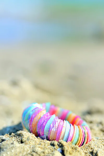 Браслет ракушки на пляже — стоковое фото