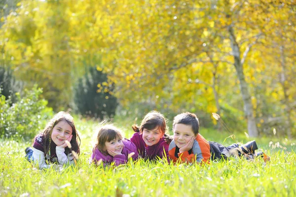 Діти в осінньому парку — стокове фото