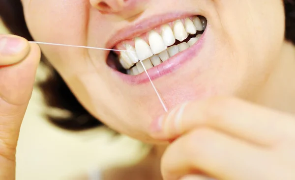 Femme avec du fil dentaire — Photo
