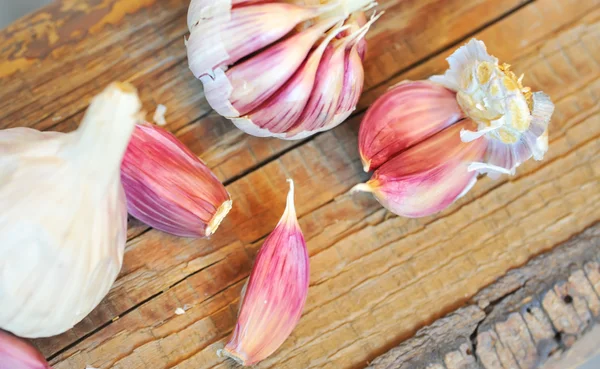 Garlics em madeira velha — Fotografia de Stock