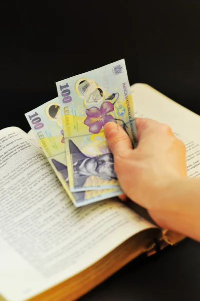 Offering romanian currency and holy bible — Stock Photo, Image