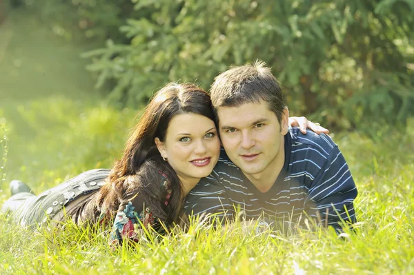 Giovane coppia a riposo nel parco — Foto Stock