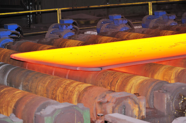 горячая сталь на конвейере
