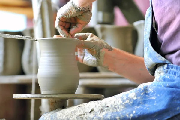 Realizzazione di un vaso di ceramica — Foto Stock