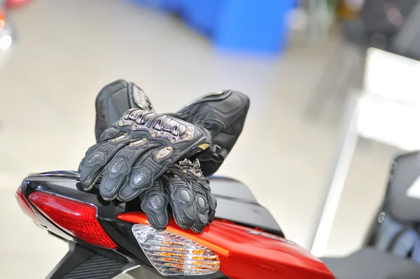 Мотоциклетні рукавички з вуглецем на мотоциклі — стокове фото