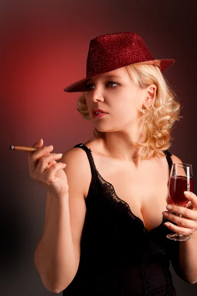 Hölgy kalapban, sigar — Stock Fotó