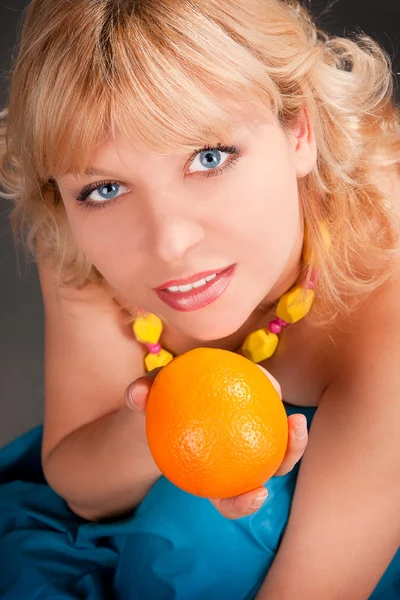 Mulher retrato com laranja — Fotografia de Stock