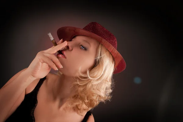 Женщина в шляпе с Сигаром — стоковое фото