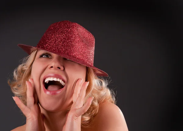 Vrouw in rode hoed emotie portret — Stockfoto