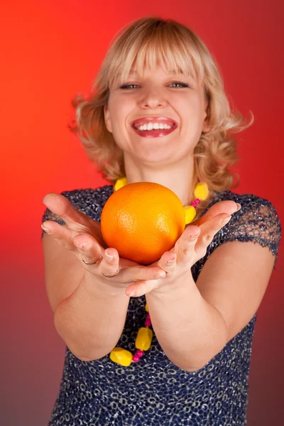Mujer con fruta naranja —  Fotos de Stock