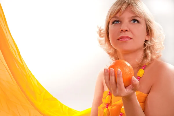 Mujer con naranja retrato feliz — Foto de Stock