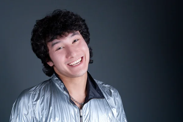Junger asiatischer Mann lächelt Porträt — Stockfoto