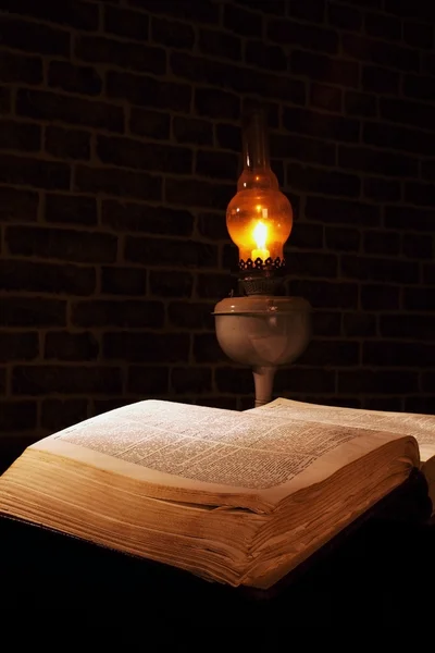Oud boek met kaars lamp — Stockfoto