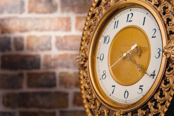 Stary zegar z cegły ściany — Zdjęcie stockowe