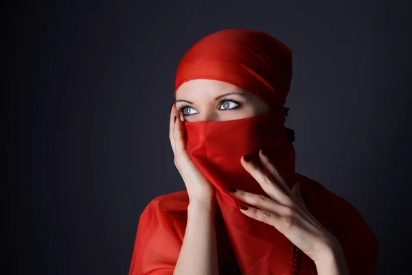 Młoda kobieta na zdjęciu zasłona czerwona — Zdjęcie stockowe
