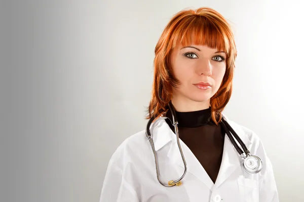 基板空を持つ若い女性医師 — ストック写真
