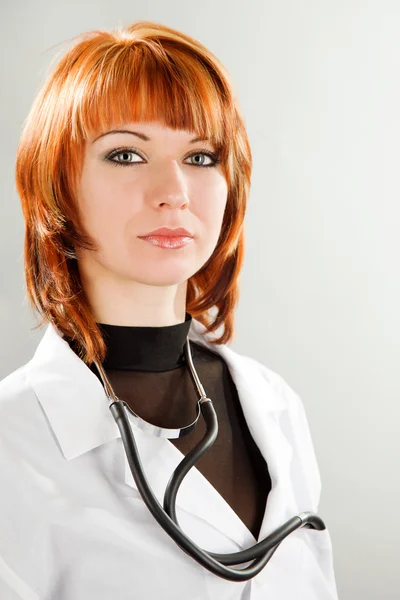 Mujer Joven Médico Con Tablero Vacío — Foto de Stock