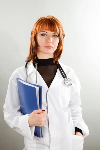 Jeune Femme Médecin Avec Planche Vide — Photo