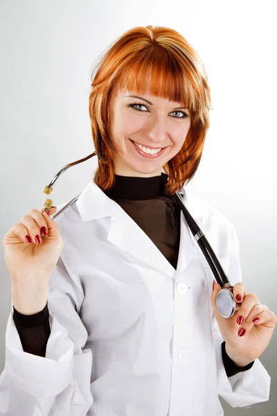 Mujer joven médico con tablero vacío —  Fotos de Stock