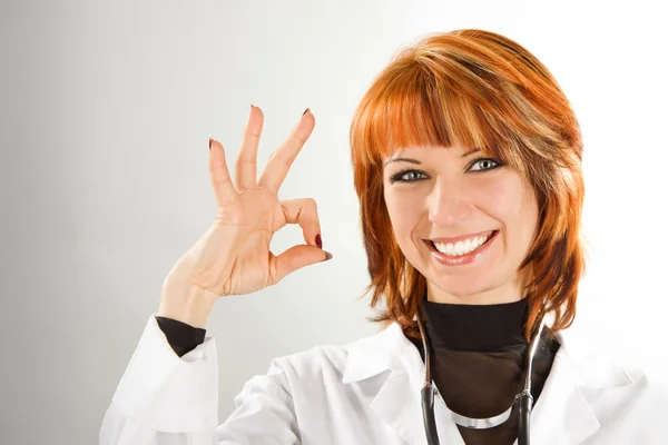 Genç kadın doktor ile tahta boş — Stok fotoğraf
