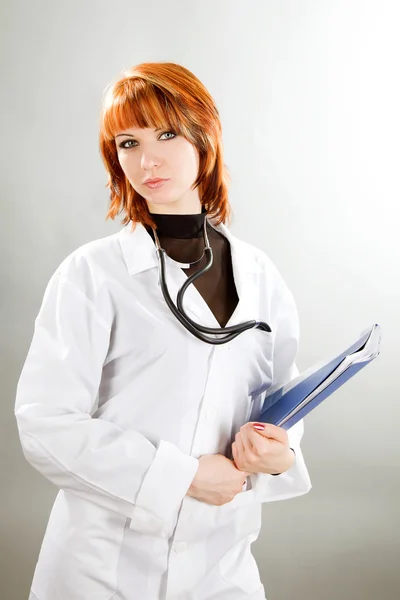 基板空を持つ若い女性医師 — ストック写真