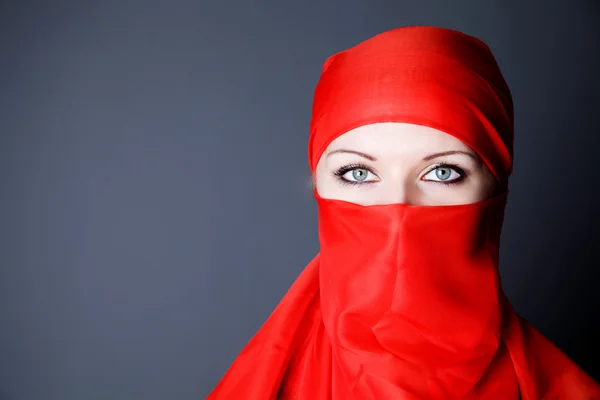 Schönheit junge Frau in rotem Schleier Foto — Stockfoto