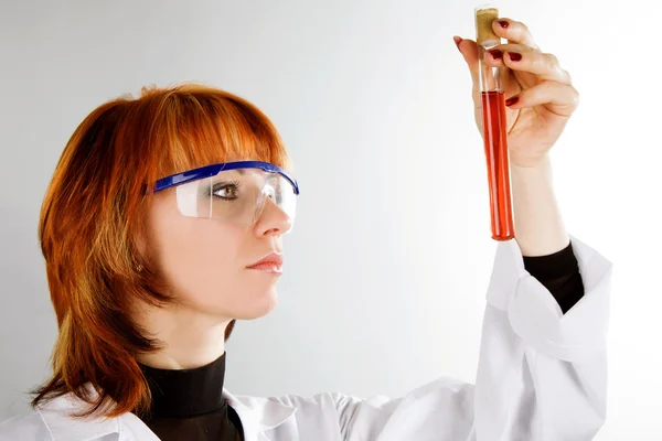 Schöne Laborantin Mit Blutsröhrchen — Stockfoto