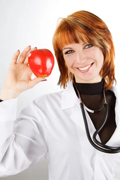 Junge Ärztin Zeigt Roten Apfel — Stockfoto