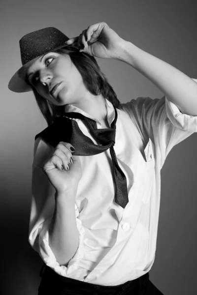 帽子と男のシャツ スタジオ写真の女 — ストック写真