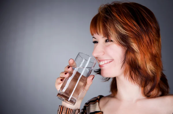 モデルの若い女性は 水を飲む — ストック写真