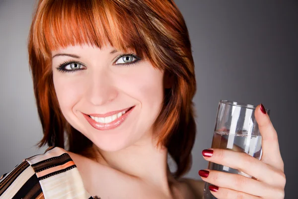 Modello donna con bicchiere d'acqua — Foto Stock