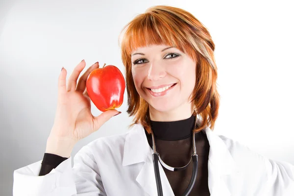 Νεαρή Γυναίκα Γιατρός Που Κατέχουν Κόκκινο Μήλο — Φωτογραφία Αρχείου